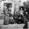 Domingo de Fleix, baró de Fleix, amb bastó, i Manuela Rosés Roig, fent ganxet, asseguda. Retrat familiar, a finals del segle XIX, en el pati interior de can Rosés (fotografia AMP)