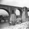 Una altra excursió va fer possible la realització d'aquesta fotografia del pont de Besalú abans de la reconstrucció (AMP/Col. família Bassa)