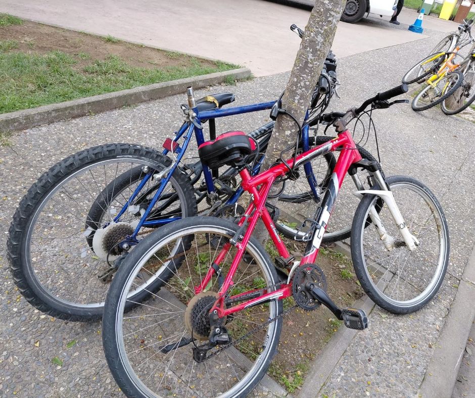 La Policia Local de Palafrugell retira bicicletes i objectes lligats abandonats al mobiliari públic