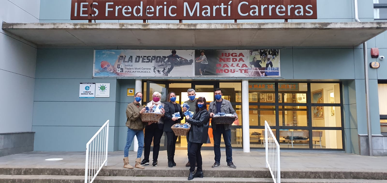 Les voluntàries d’Oncolliga cusen 800 mascaretes per als alumnes de l’institut Frederic Martí Carreras de Palafrugell