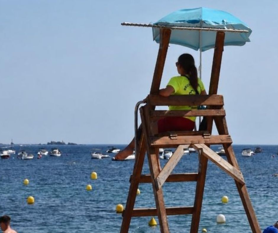 Palafrugell retira les instal·lacions de salvament i socorrisme de les platges després de finalitzar la temporada
