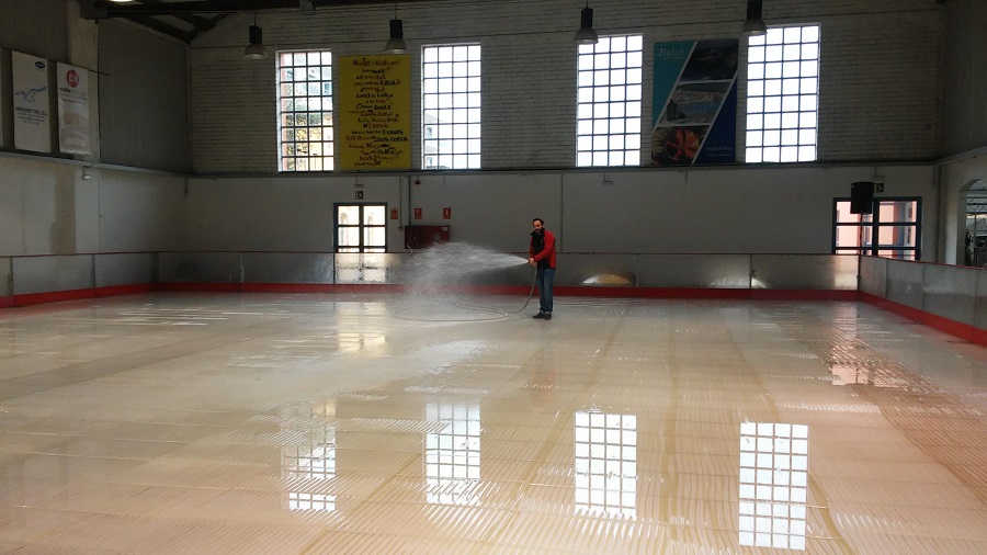 Pista de gel durant la seva instal•lació