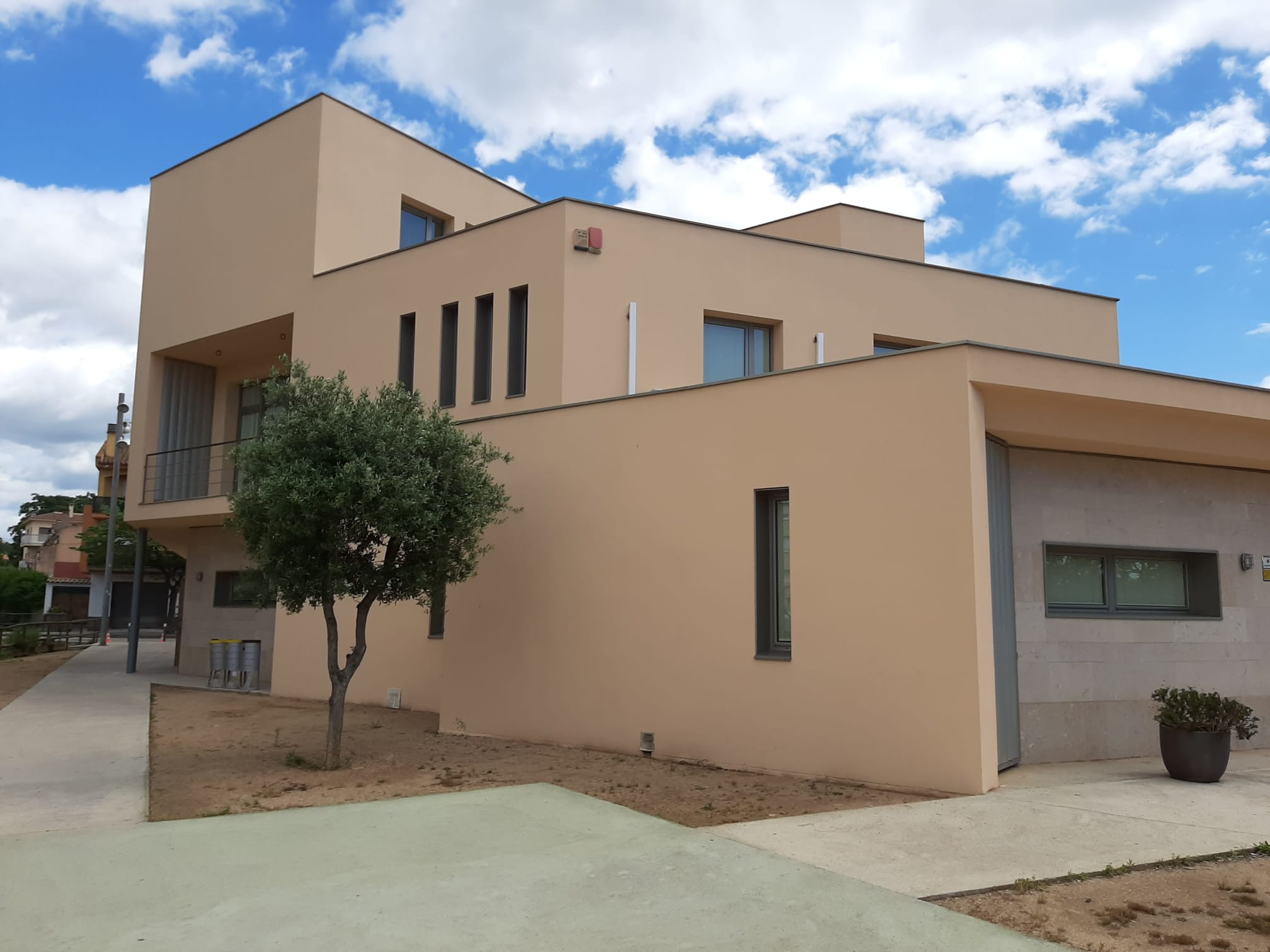 Centre Municipal d’Educació Núria Rivas Mascarós de Palafrugell pinta i neteja la façana