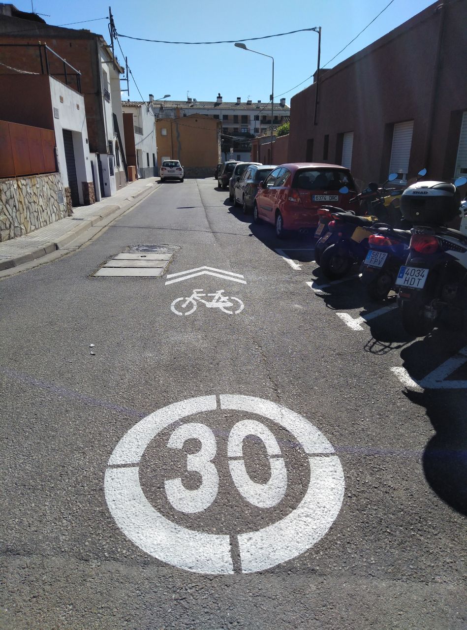 zona 30 i carril bici zona Cases Barates
