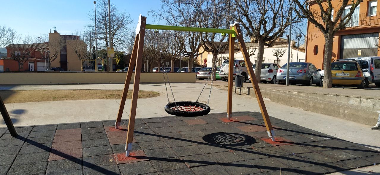 Nou gronxador inclusiu a la plaça Sant Jordi de Palafrugell, Àrea de Serveis Municipals, Ajuntament de Palafrugell