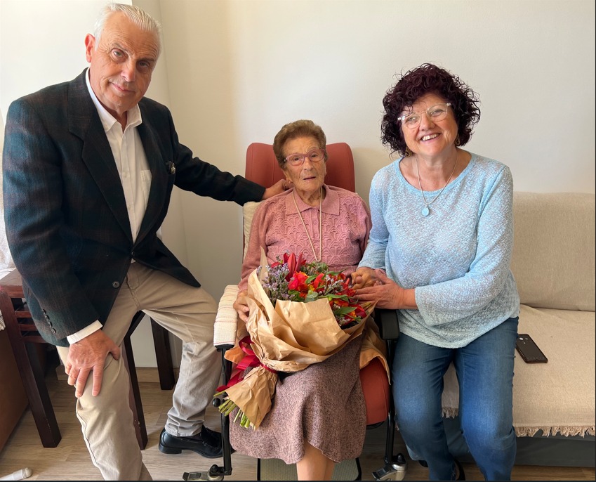 Dolors Riembau Ferrer, 100 anys, medalla centenària, Ajuntament de Palafrugell