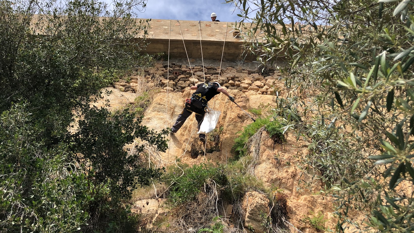 Neteja de residus al Far de Sant Sebastià, Àrea Qualitat Urbana, Ajuntament de Palafrugell
