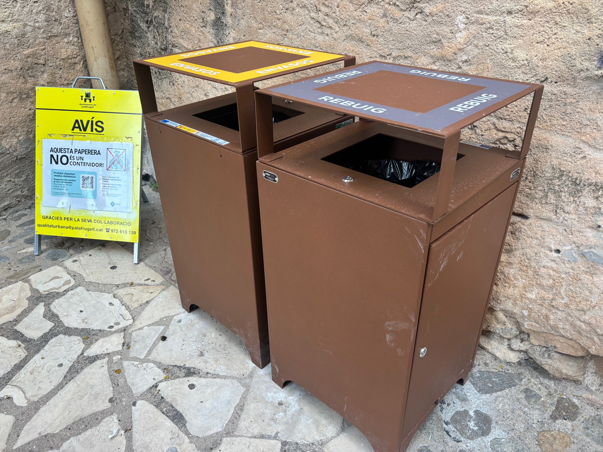 ”Noves papereres carrers del centre, Àrea de Serveis Municipals, Ajuntament de Palafrugell