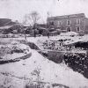 Florenci Bassa va fer aquesta fotografia de la seva casa natal a Llofriu després d'una gran nevada. La imatge va ser publicada al periòdic Ressorgiment el 1941 (Arxiu Històric de la Ciutat. Barcelona)