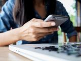 Una persona amb un telèfon mòbil a la mà